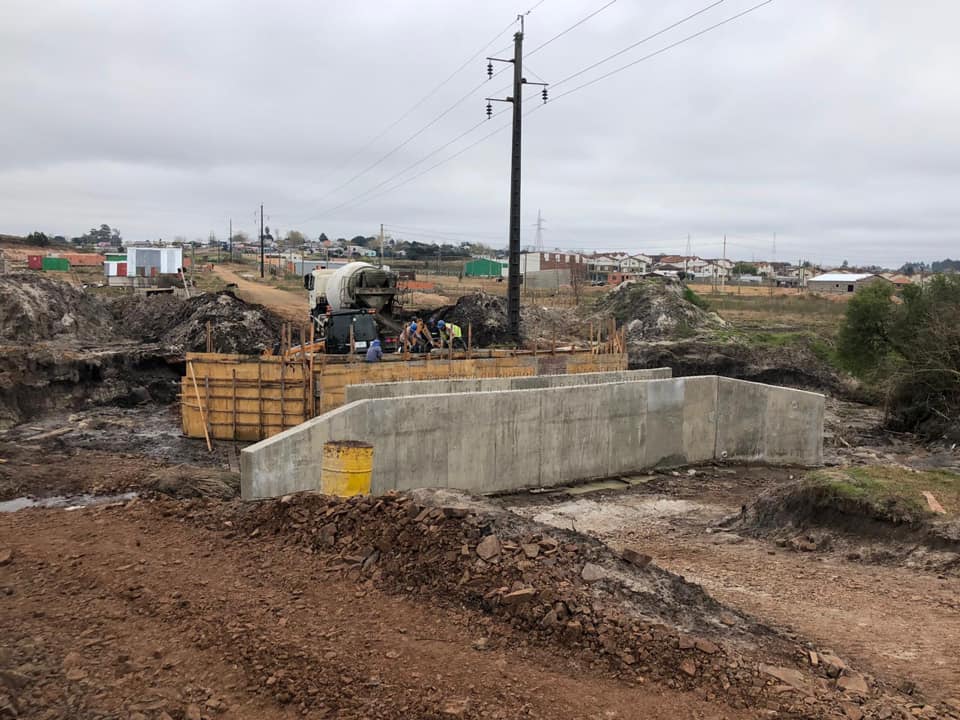 CDSIngenieros's tweet photo. Compartimos avance de obra de alcantarilla sobre cañada del San Javier que CDS Ingenieros diseñó para la 
@IdTacuarembo. 
#cdsingenieria #ingenieriahidraulica #ingenieriacivil https://t.co/7m9NXFdxsO