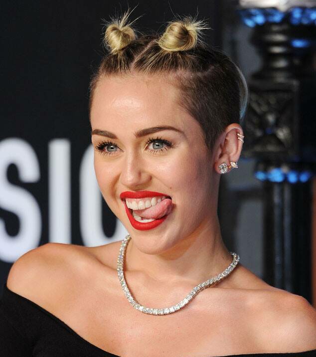 Miley Cyrus' most controversial (and iconic) moments ~ [A THREAD] 