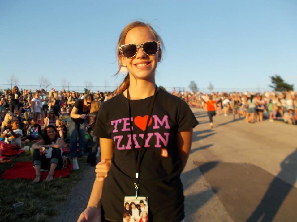 LeeahElizabeth's tweet image. me age 12 at my first concert ever in 2013. still team zayn btw. #OneDirection2020 #TenYearsOfOneDirection