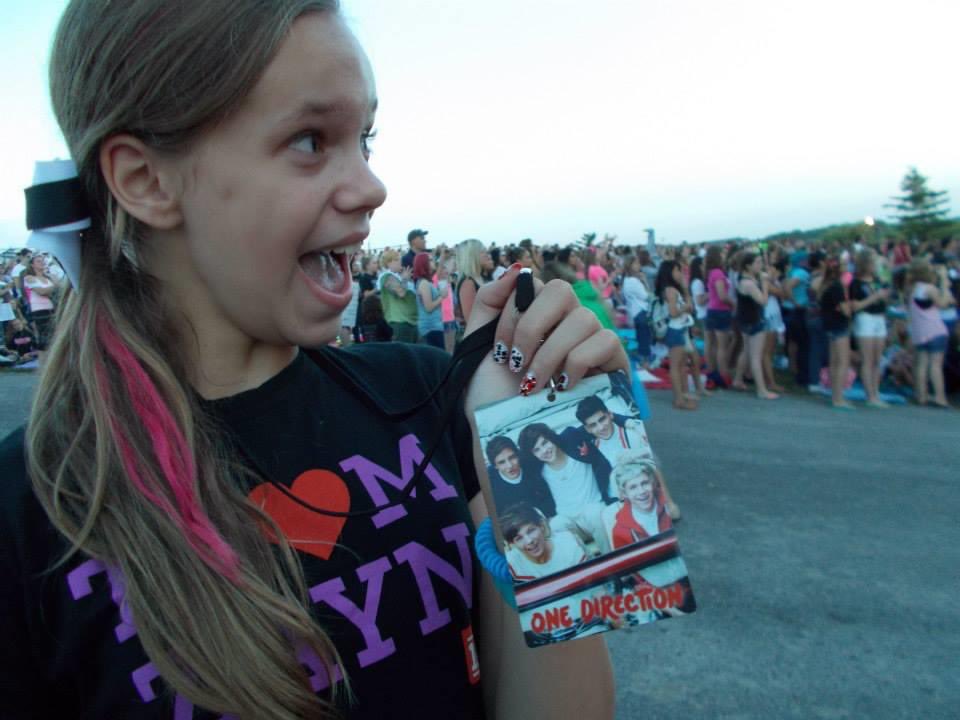 LeeahElizabeth's tweet image. me age 12 at my first concert ever in 2013. still team zayn btw. #OneDirection2020 #TenYearsOfOneDirection