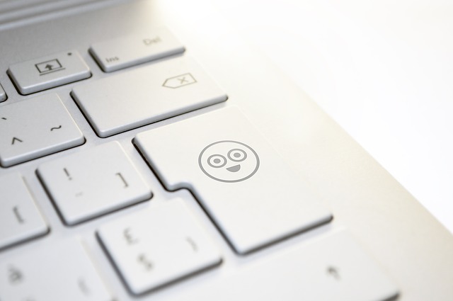 RAEinforma's tweet photo. Consultas de la semana | ¿Los emojis van antes o después del punto?

Si un emoji afecta a todo un mensaje, se recomienda escribirlo después del punto:

Hola a todos. ☺

Pero, si solo afecta a la última parte o equivale a una palabra, irá antes:

Eres un ☀️. https://t.co/rdAniOXm4N