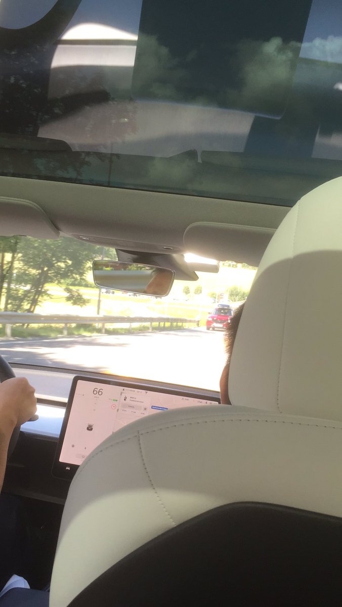 HaakonHuynh's tweet photo. @elonmusk if only our #model3 had a sunroof;) 😎☀️ https://t.co/IiPCrCvaqH