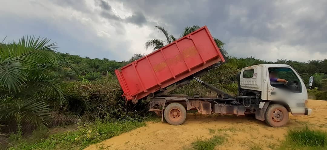 swcorp_my's tweet photo. 23 Julai 2020 - SWCorp melalui Pejabat SWCorp Negeri Johor, Cawangan Kluang telah melaksanakan satu Operasi Intip dan Cekup.

Selanjutnya: https://t.co/wnIUHFD2BZ

#SWCorp #JanganBuangSampahMerata #BeraniTegur #BermulaDenganSaya #KeepMalaysiaClean #Asingkan #KeepItSeparated https://t.co/s7muEtfMgF