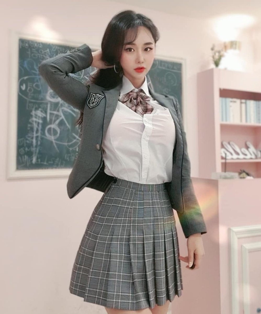 seul_candy's tweet photo. i was the school slut back then https://t.co/LxhZHqrxLh