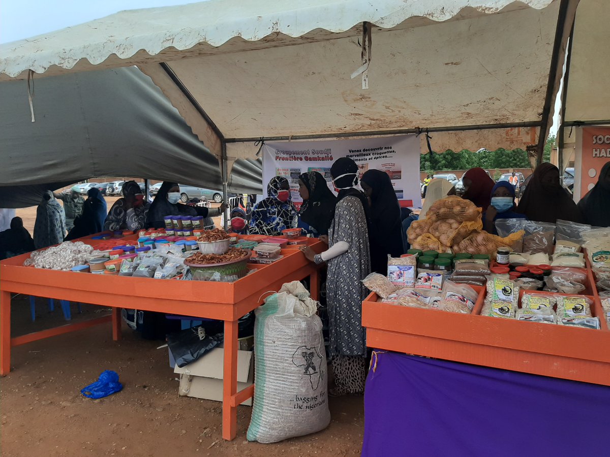 ambafr_au_niger's tweet photo. Le projet « EllesFonc’ » financé par l'ambassade de France accompagne la commercialisation des produits de 125 cultivatrices de 5 communes de #Niamey et leur propose des formations au management @OptimumAfrican 

▶️ Plus de détails ici :
https://t.co/IsAI3hDDtm https://t.co/jqi8JceCgc