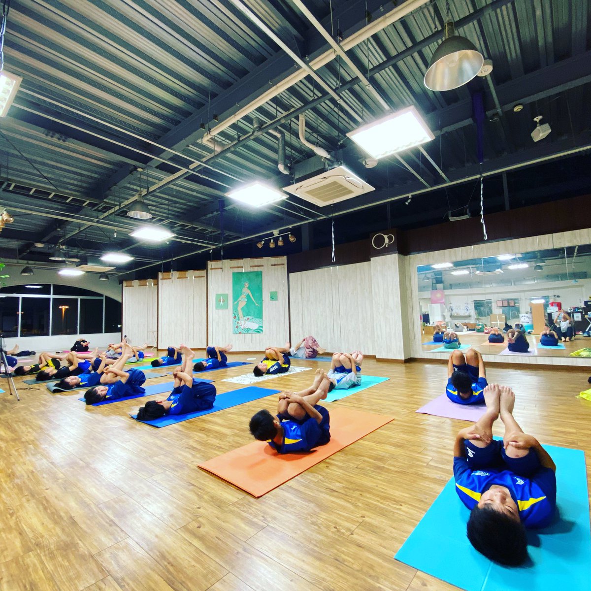 fc_wellenoarai's tweet photo. 本日はU13でヨガトレ。

#yoga 
#大洗海風ヨガスタジオ 
#fcwellen大洗 
#サッカー 
#soccer 
#ジュニアユース https://t.co/I38M9aAnzC