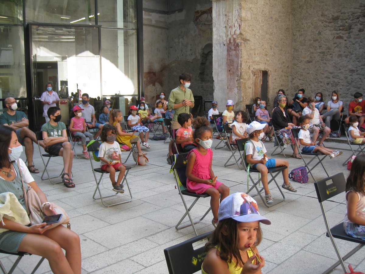 BiblioSeuUrgell's tweet photo. Lluït matí del Dia de la Rosa i del Llibre a la @BiblioSeuUrgell amb l'espectacle del #DuetDaura "La vella de Romadriu". Amb l'#IvanCaro i al @PilarPlanavila em passat una estona molt divertida! 😃
@ajlaseu #SantJordidEstiu #DiaDelLlibreiDeLaRosa @bibliotequeslle @bibliotequescat https://t.co/nzNCgQrA2r