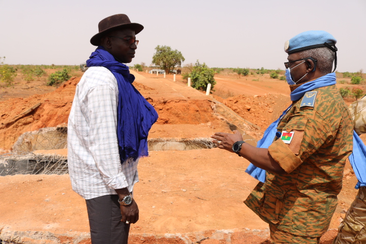 UN_MINUSMA's tweet photo. #PointDePresse de la MINUSMA – « Le 7/7, des terroristes présumés ont détruit une grande partie du pont 43, situé à 3 km sud du pont de #Parou-#Songobia. Ce pont, rendu impraticable, a été réparé en urgence en 2 jrs par les #Casquesbleus. » #Mali 🇲🇱 #A4P #ServingForPeace https://t.co/mXCVIjTokS