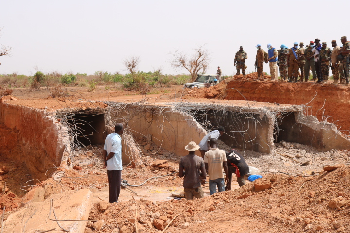 UN_MINUSMA's tweet photo. #PointDePresse de la MINUSMA – « Le 7/7, des terroristes présumés ont détruit une grande partie du pont 43, situé à 3 km sud du pont de #Parou-#Songobia. Ce pont, rendu impraticable, a été réparé en urgence en 2 jrs par les #Casquesbleus. » #Mali 🇲🇱 #A4P #ServingForPeace https://t.co/mXCVIjTokS