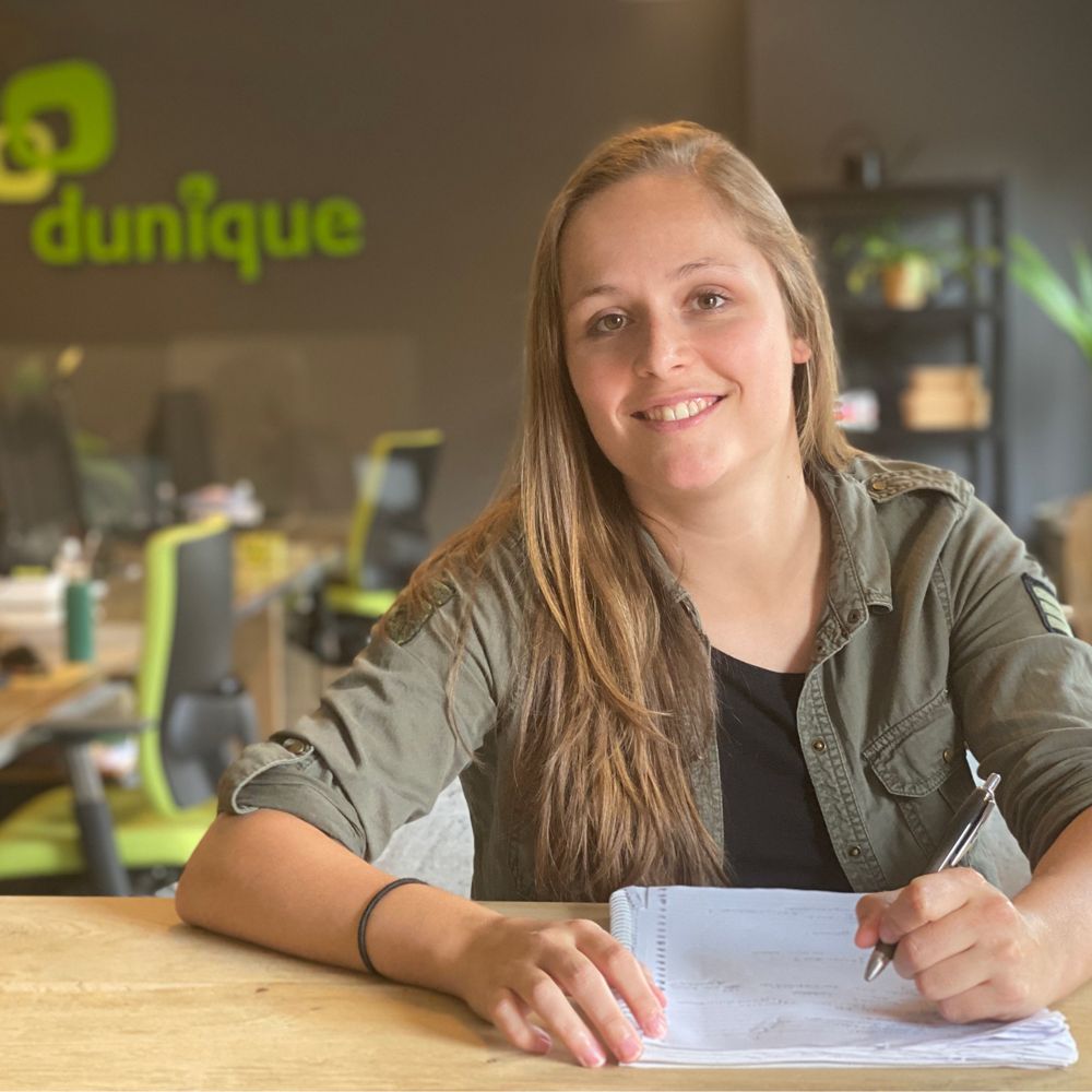 dunique_nl's tweet photo. We hebben een nieuwe collega! Anouk is sinds deze maand onze content marketeer en tekstschrijver. Ze is 23 jaar en als ze niet in de pen of het toetsenbord is geklommen vind je haar hoogstwaarschijnlijk op de motor, op de ski's of knuffelend met haar kat. Welkom Anouk! https://t.co/w8Us6MiYrW