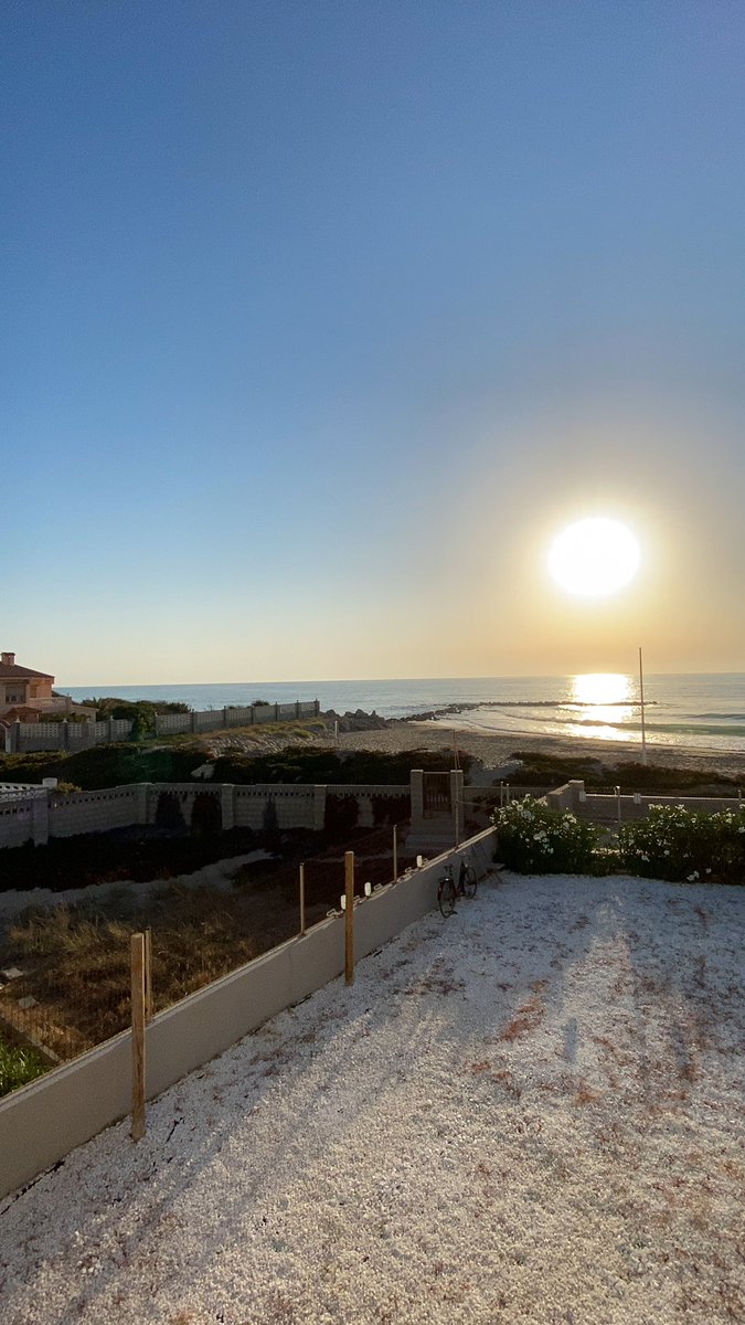 MeteoCullera's tweet photo. Jueves cálido desde primera hora, pasada la inestabilidad de la jornada de ayer. Alcanzamos los 30° en #Cullera con una humedad del 50%. Radiante amanecer hoy desde #SanAntonio (José Gogo), el #Marenyet (Juan Archil) y el #Dossel (Clara Palomares). https://t.co/hqcqYMC9IM https://t.co/hZk44IHrcu