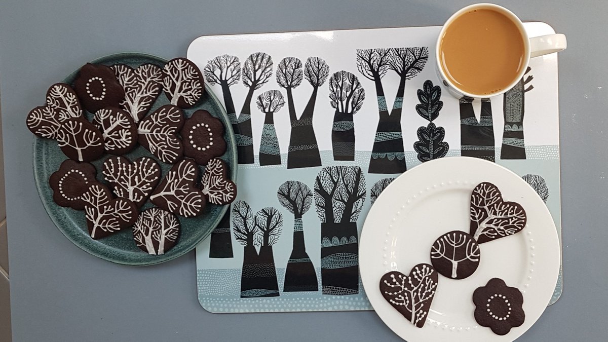 LushDesigns_'s tweet photo. The home baking is getting out of hand #lockdownlovehandles If you'd like to serve your baked-goods on a lovely table mat like this you can get one online from https://t.co/FIeQHWqZJg or from our Greenwich shop, open Fri-Sun, 1am-5pm #cookieart @MfgNewsUK https://t.co/7BqY2F1WFr