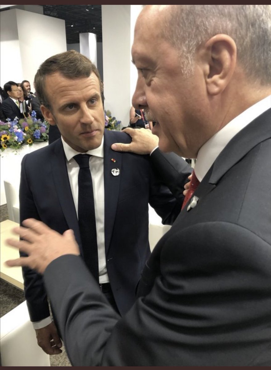 Türkiye’yi tehdit eden Macron ve Cumhurbaşkanı Erdoğan... 

Vücut dili her şeyi anlatıyor:)