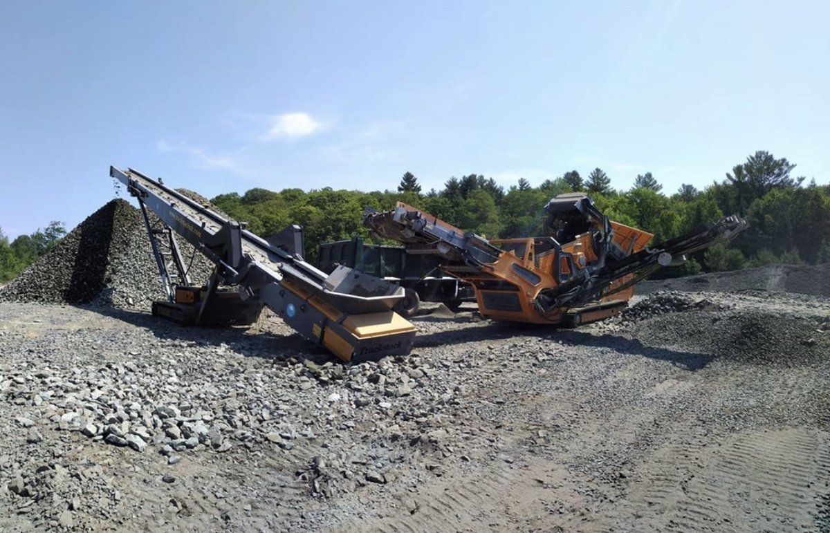 CRUSHCOequip's tweet image. Our #Portafill 5000CT scalper &amp;amp; #Trackstack 8042 stacker working together in Port Carling, #Muskoka. 

The project of the day is screening 6" blasted granite, and making a 1-6" clear, a 3/4 clear, and a 5/8 minus. 

So much #aggregate goodness!

#CRUSHCOcrushers #Ontario