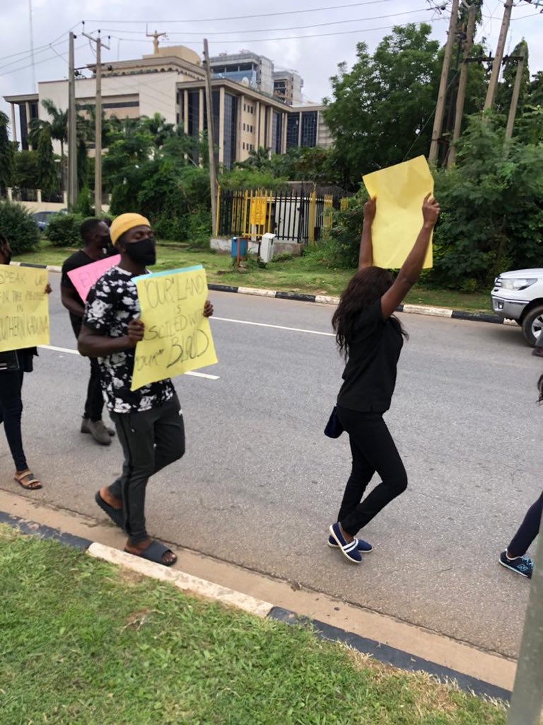 Kam_Verse's tweet photo. When pictures speak a thousand pains! Today, these people have taken it upon themselves to protest because enough is enough. 💔

#Stopthekillingsinsouthernkaduna https://t.co/0aUYBinhWG
