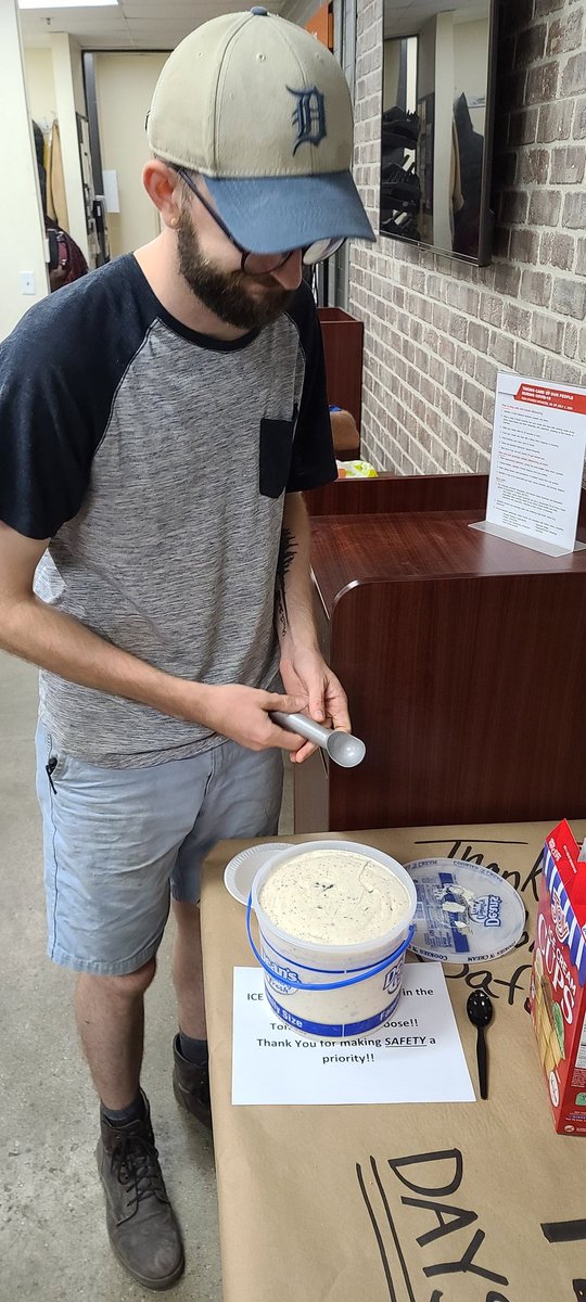 CLevitan17's tweet image. @THDMadisonHTS CELEBRATING 120 days SAFE with an Ice Cream Social (Distancing) on a HOT 🔥 day!! Thank you team for making safety a priority each and everyday!! #ProudASM #ThankYou #SafetyFirst @k20machine @McFarrenGary @SWHR33 @rmarl17