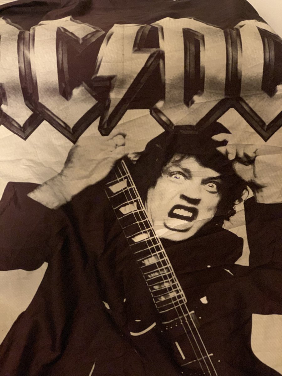 SURFESVIDA's tweet photo. @Vorterix #Maldicion #BackInVorterix #BackInBlack #40Años Soy fan desde muy pequeño! y tuve la suerte de estar en mi cumple de 30 años en la 2da visita de #ACDC https://t.co/wlTe6tQI39