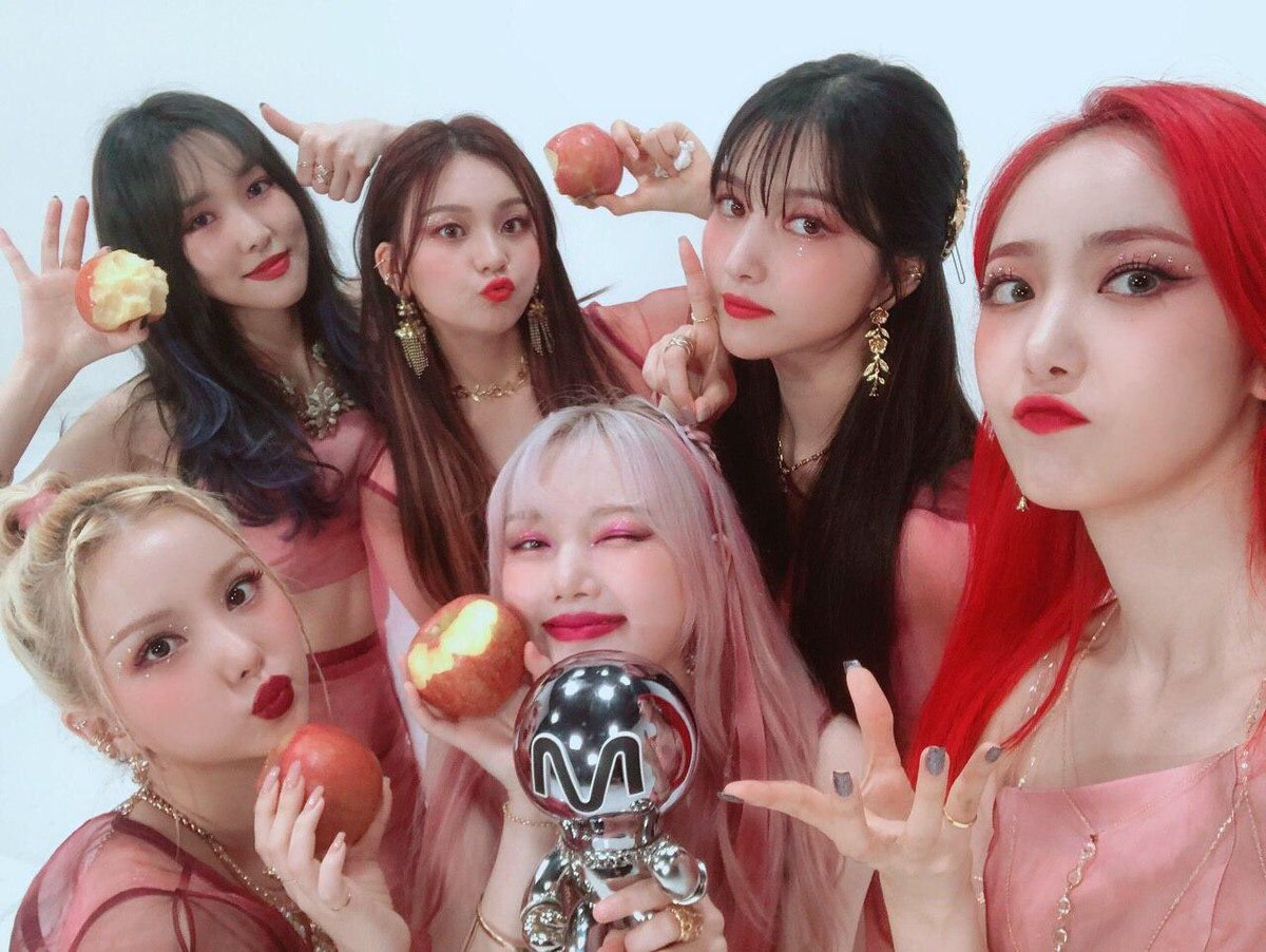 _Bunny9705's tweet photo. CONGRATULATIONS URI GFRIEND 🎊🎊🎊🎊 💜💜💜💜💜.. #Apple3rdwin #Gfriend3rdWin https://t.co/mZwnxK2jnO