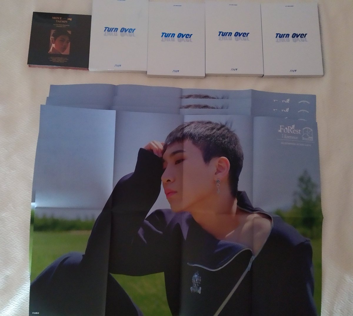 daisy_illusive's tweet photo. For things like this I don't like to order in @Ktown4u_com I ordered 4 albums of the new 1the9 mini, but got 4 posters of Seo EunKwang https://t.co/U5eLdzjqwG