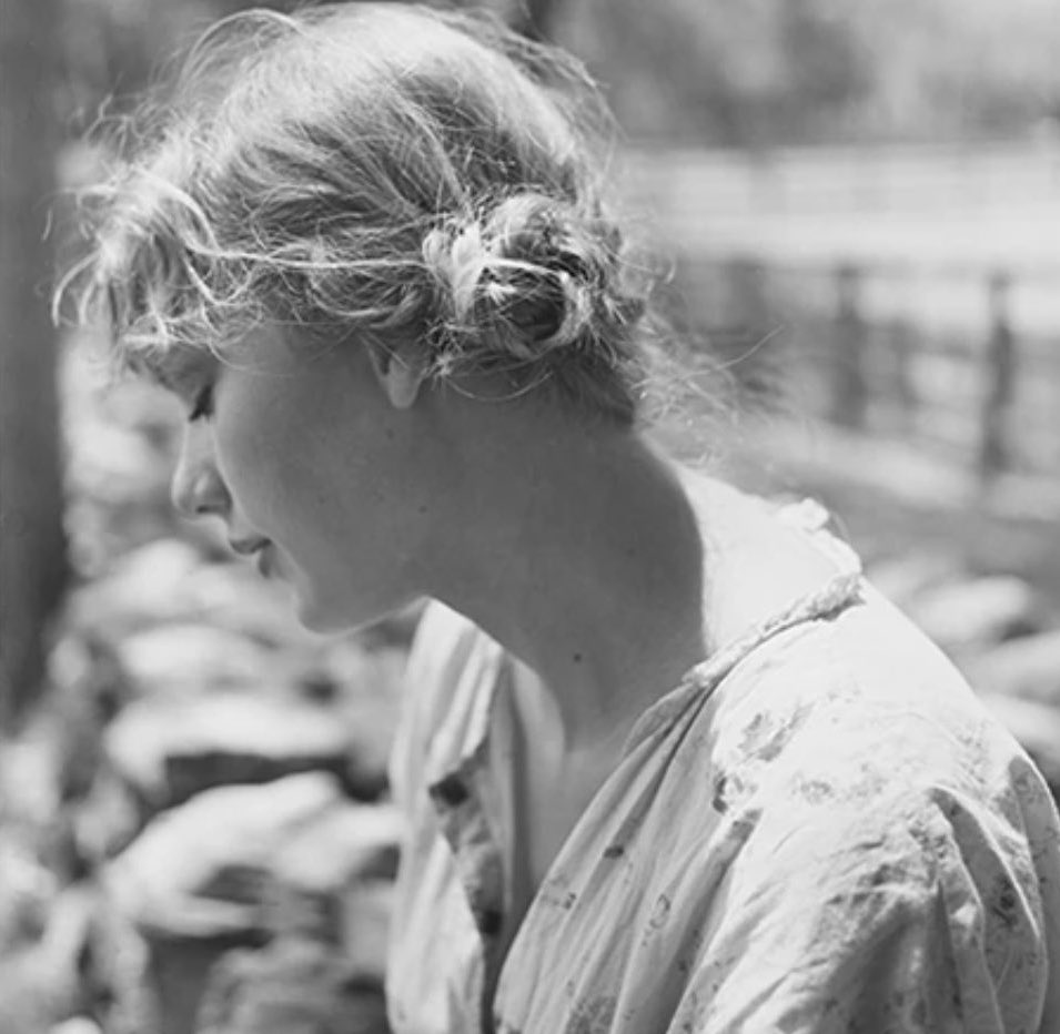 tswizzlesel's tweet photo. can we all agree that the photoshoot for #Folklore is so alternative and aesthetically pleasing? 
taylor really snapped with this https://t.co/3UyKvzeXVA