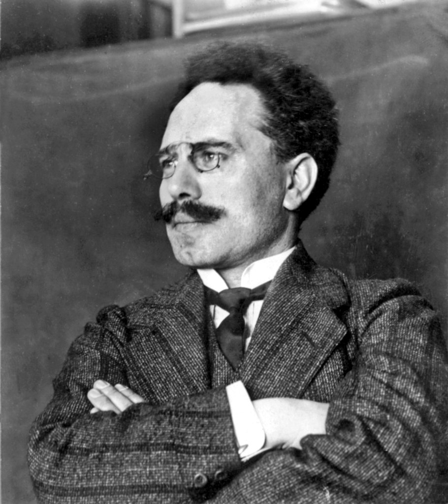 67a\\ Another memorial related to Rosa Luxemburg is the “Spartakus Stele”, located where Karl Liebknecht’s law office stood. Here, on January 1, 1916, the first (illegal) Reichskonferenz of the Gruppe Internationale took place, which afterwards became known as Spartakusgruppe.