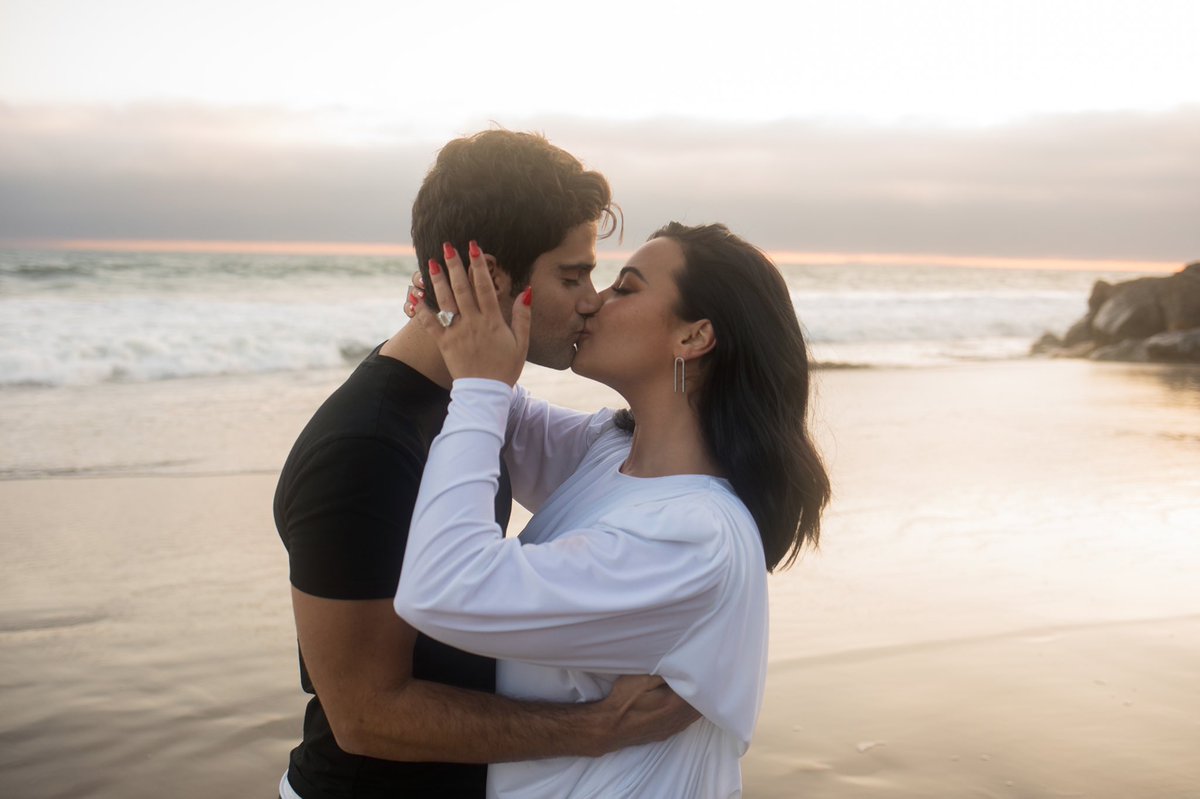 LovaticGroup92's tweet photo. Happy Engagement to the happy couple! ❤️ https://t.co/NlHUKLe0Kk