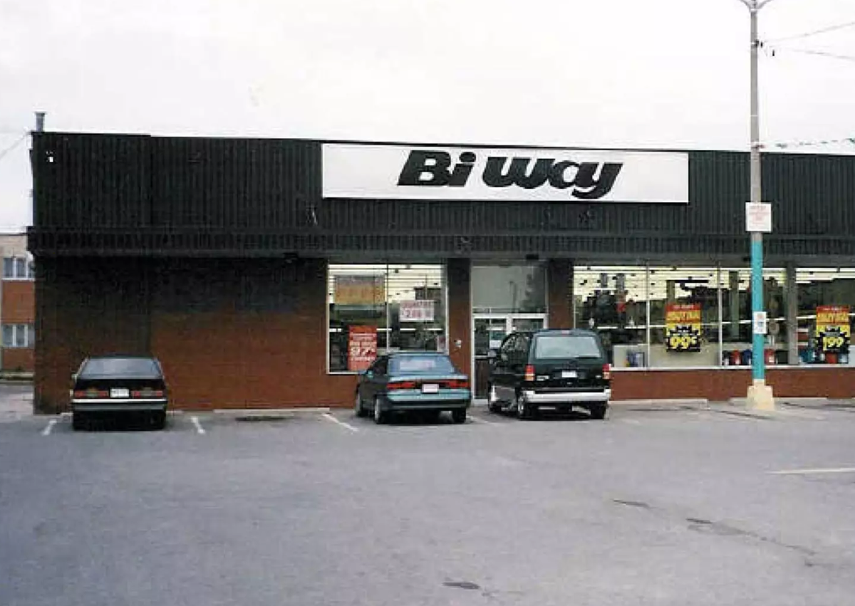 breakfasttv's tweet photo. #BiWay is returning to Toronto this fall with a concept store! The Canadian discount shop closed all of its stores in 2001. The new location will be close to Yorkdale Shopping Centre. 

PHOTO: @twitandrewking https://t.co/lbbbDK5iss