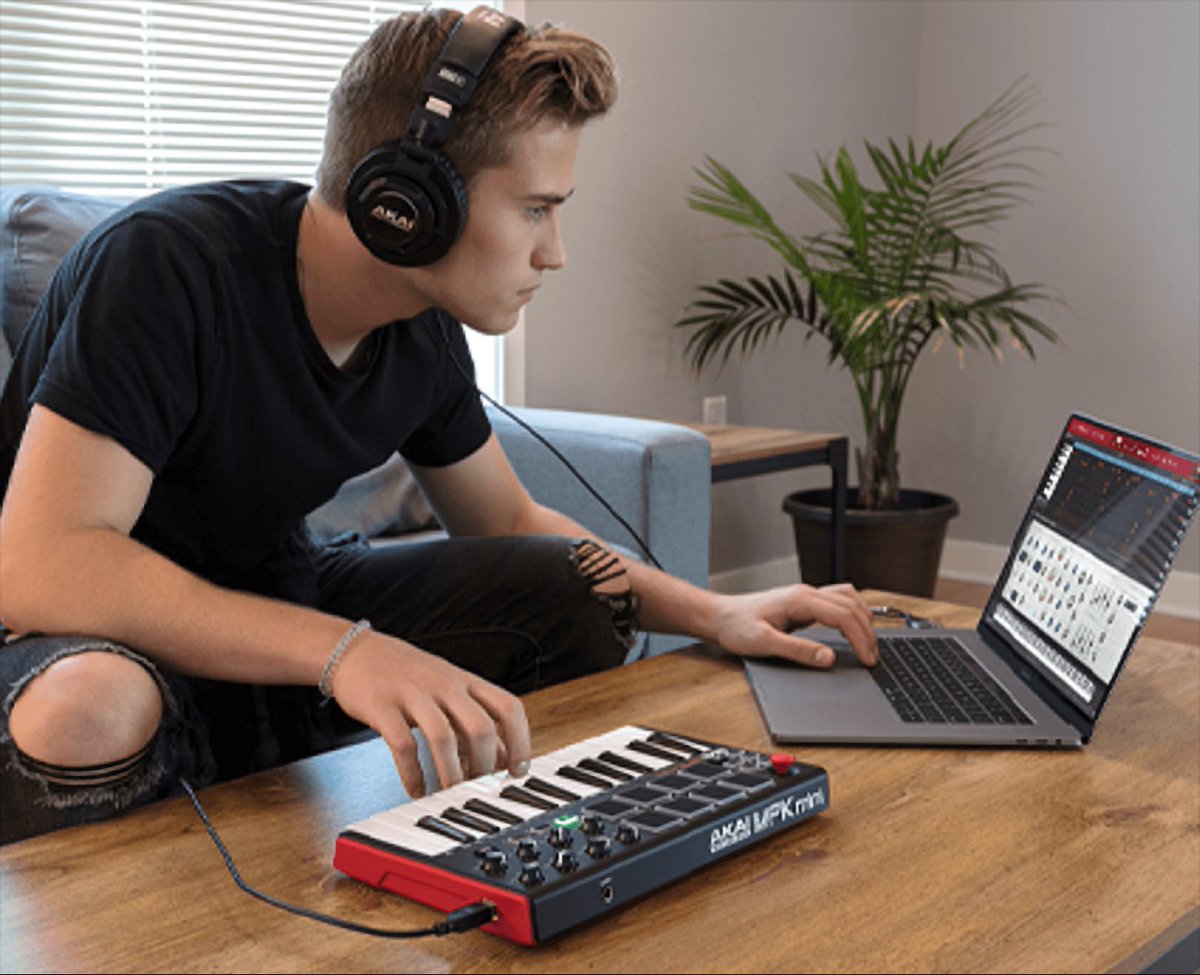 JuizeMuzic's tweet photo. MPC Beat 
@Akai_Pro https://t.co/q6ieBk4PN5