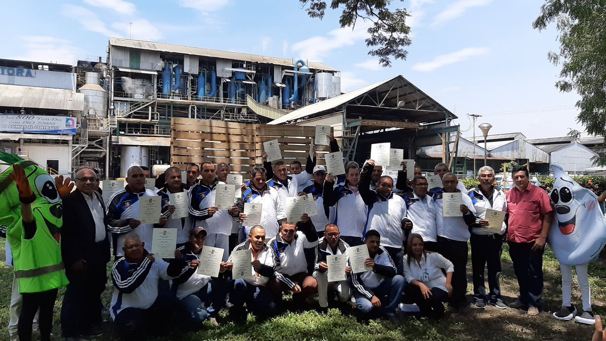 C_LaPastora's tweet photo. Hoy jueves de #TBT recordamos uno de los programas de vanguardia: la Certificación de Operarios Ramón Facundo Escalona, en alianza con @UCLAve, este ha permitido afianzar conocimientos, habilidades y destrezas de trabajadores en ocupaciones claves del proceso azucarero🎋 (Hilo)👇 https://t.co/07f61YDdmX