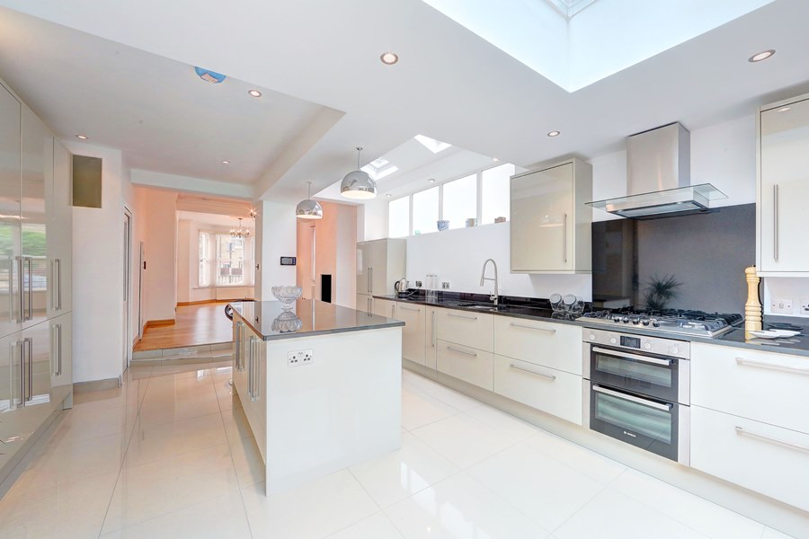 Newly refurbished four bedroom house in Earlsfield for £2,750 PCM 🏡

Follow the link below for more info, or send us a message if you have any questions!

palacegatelettings.com/properties/fra…