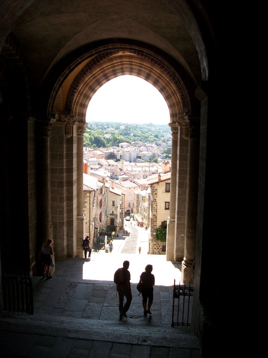 VPodiensis's tweet photo. Les chemins de pèlerinage offrent de belles randonnées . Au départ du Puy-en-Velay, marchez vers Saint-Jacques de #Compostelle par la Via Podiensis, le #GR65 ou marchez vers Le Puy par les chemins de #Genève, de #Cluny ou de #Lyon , #GR765. #LePuyEnVelay #Randonnée #Pèlerinage https://t.co/04YYCRawOO