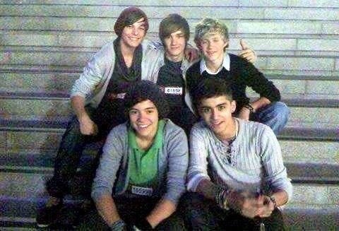 One_Directi0nHD's tweet photo. HAPPY 10 YEARS OF ONE DIRECTION!
@Harry_Styles @Louis_Tomlinson @NiallOfficial @LiamPayne @zaynmalik 
#10YearsOf1D #10YearsOfOneDiretion https://t.co/7d6gA5XlWC