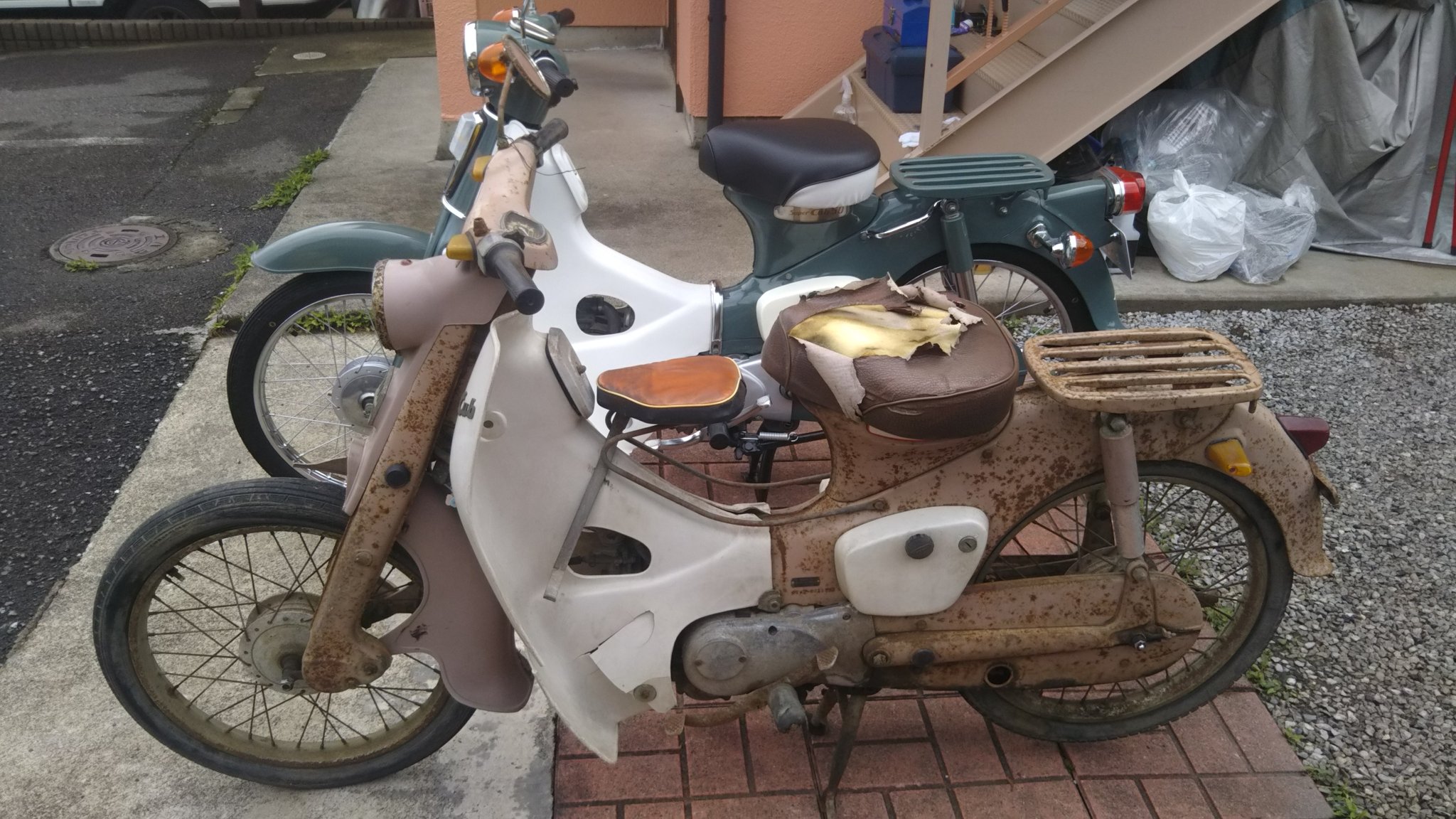 Kawato Yuki 自分のサンタンカラーのc100は車体番号c100 Bで1961年製です C105とほぼ同じ年式でしょうね 自分のc100も2つ星だったのかもしれませんね フロントホイールはまるごと行灯カブに交換されてたりするのでクラッチ Kawato Yuki 自分のサンタンカラーのc100は車体番号c100 Bで1961年製です C105とほぼ同じ年式でしょうね 自分のc100も2つ星だったのかもしれませんね フロントホイールはまるごと行灯カブに交換されてたりするのでクラッチ
