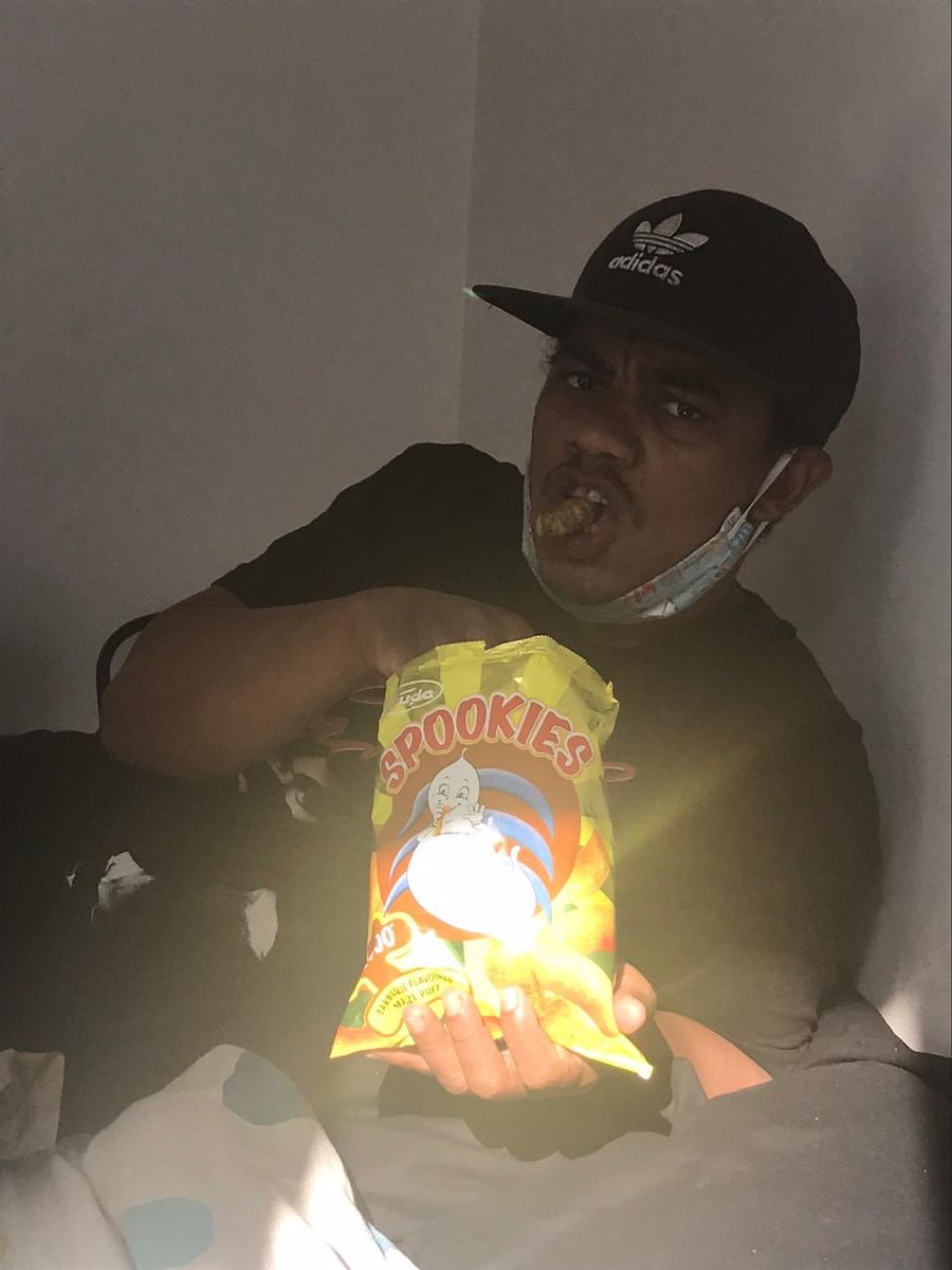 audas_vanschoor's tweet image. As Jonathan n los Pak #Spookies eet..  

In #PTA verkoop hulle net Ghost .😂👻 😫😭

Ek smaak n pak vertrap BBQ 😋. 
Pos n Sak deur Pep asb 😅😂😂

Ma gee n los R2 vir pak Spookies/ of ons het Hang op corner vir n till. 

#ThrowBackSnack #OomBaks #Sterhuis #MisHuis #PaarlIsHuis