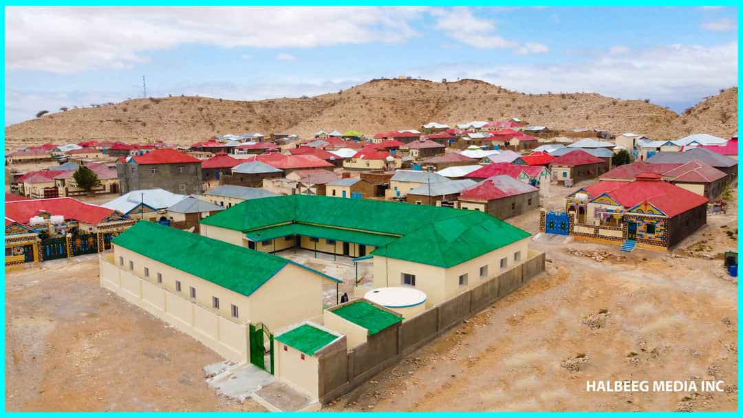cunayee's tweet photo. New school for Xaafada #Shacabka in #Laascaanod District of 🇸🇴 consists of 10 classrooms, 1 office, 1 security room, 4 toilets & water storage tank capable of holding up to 130 water truckloads of 💦💦.
#Go2School 👫🇸🇴🇸🇴👆 https://t.co/ruYbd0gOE2