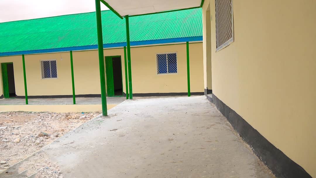 cunayee's tweet photo. New school for Xaafada #Shacabka in #Laascaanod District of 🇸🇴 consists of 10 classrooms, 1 office, 1 security room, 4 toilets & water storage tank capable of holding up to 130 water truckloads of 💦💦.
#Go2School 👫🇸🇴🇸🇴👆 https://t.co/ruYbd0gOE2