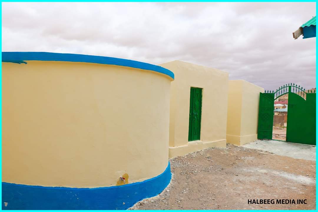 cunayee's tweet photo. New school for Xaafada #Shacabka in #Laascaanod District of 🇸🇴 consists of 10 classrooms, 1 office, 1 security room, 4 toilets & water storage tank capable of holding up to 130 water truckloads of 💦💦.
#Go2School 👫🇸🇴🇸🇴👆 https://t.co/ruYbd0gOE2