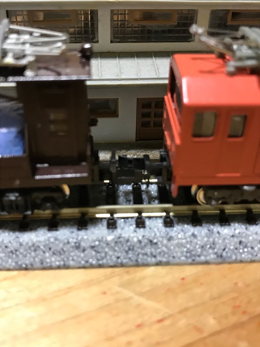 BEAMS20471120's tweet photo. 修復されたデトとED351の前で記念撮影する奈路殖工業社長夫人。
#ジオラマ
#架空鉄道
#奈路殖工業
#デト
#ED351 https://t.co/QOoCnw67OY