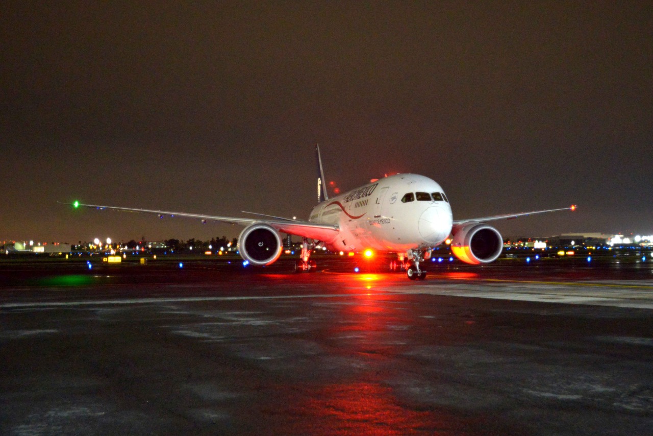 México recibe 68,400 batas quirúrgicas de china para combatir al COVID-19