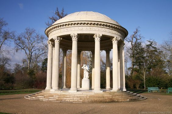 In 1897 Pres. Edwin Alderman spent some $ to put a new housing over the well (no doubt he, too, would have sold bottles of water to fund it). He had it designed to look like Greco-Roman (Ionic/Tuscan) garden fountains he liked, specifically the Temple of Love at Versailles.