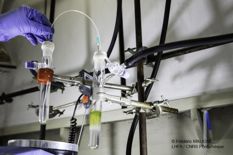CNRS_Toulouse's tweet photo. #jeudiphoto de #Science Transfert d'un réactif sous atmosphère inerte par canulation en utilisant une canule en téflon. La chimie #LHFA combine recherche fondamentale de pointe et des terrains d’applications dans des domaines à forts enjeux, tels que la catalyse et la nanochimie. https://t.co/O53sHlXo7F