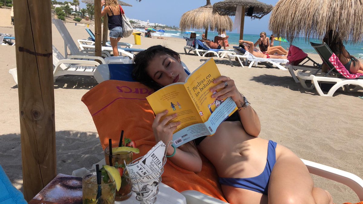 MartaBruletout's tweet photo. Hoy es el #DiadelLibro
Te invito a leer #PiedrasenlosBolsillos Una historia dura, emotiva y divertida a la vez sobre el cáncer infantil y juvenil 
#LibroSolidario! Estarás ayudando a @FundAladina y @fundacion_cf 
Muchas gracias! 
En Chile lo vende la propia fundación https://t.co/v4ckA6WVC5