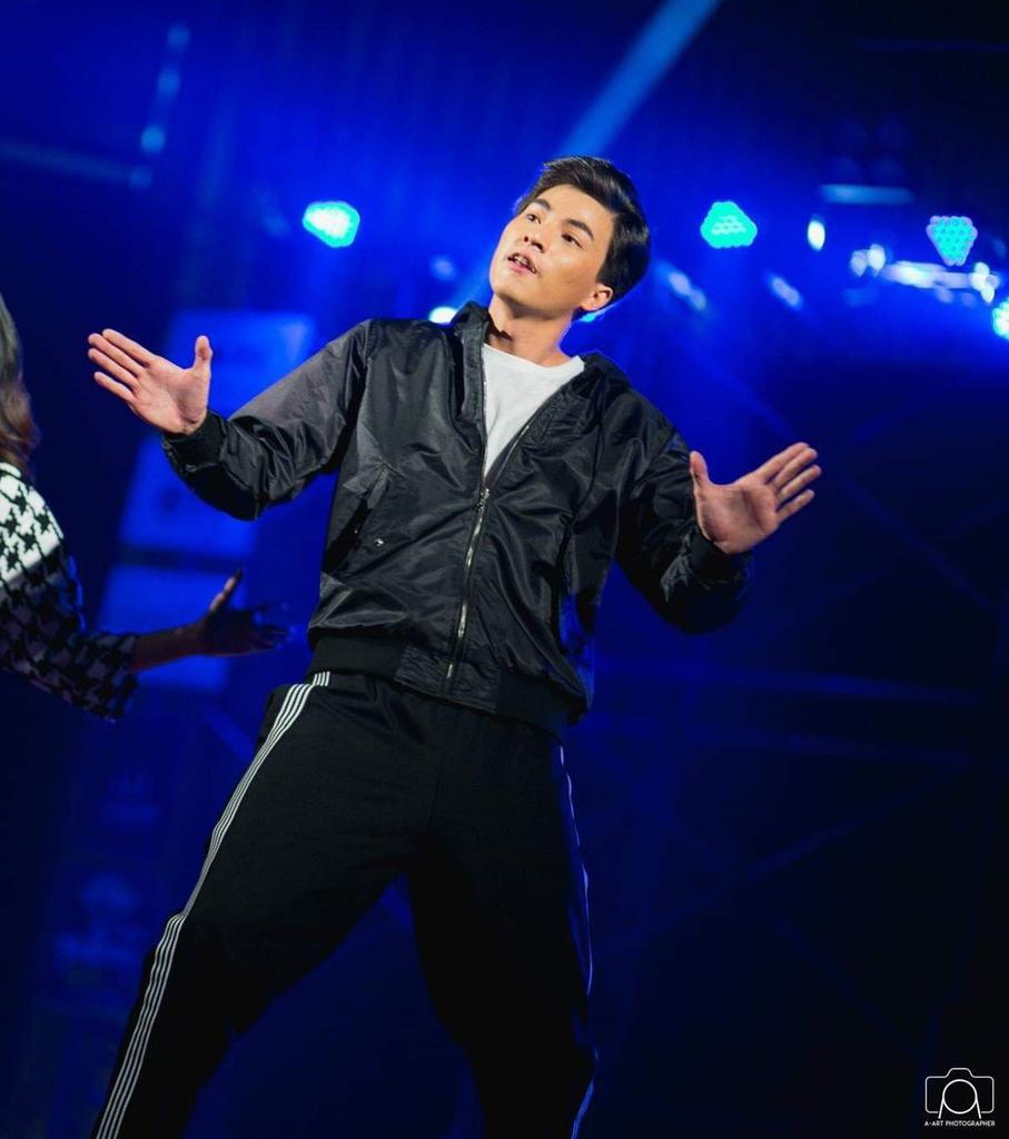 Pertama, inilah saat seorang gulf kanawut unjuk bakat.. Ada yang bisa nebak ini dia lagi unjuk bakat apa?