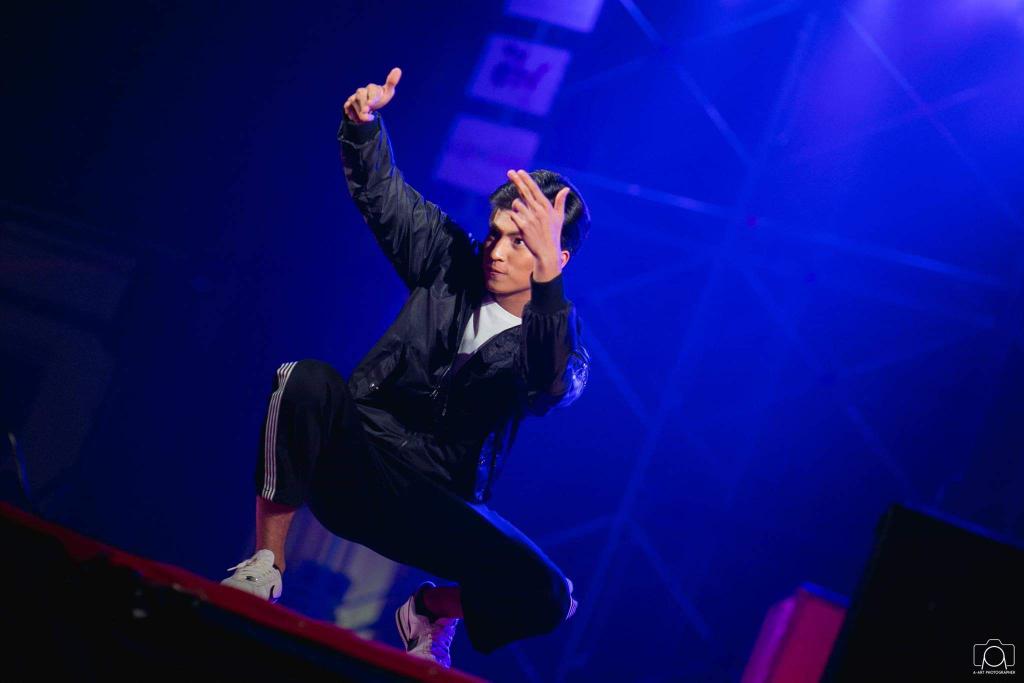 Pertama, inilah saat seorang gulf kanawut unjuk bakat.. Ada yang bisa nebak ini dia lagi unjuk bakat apa?