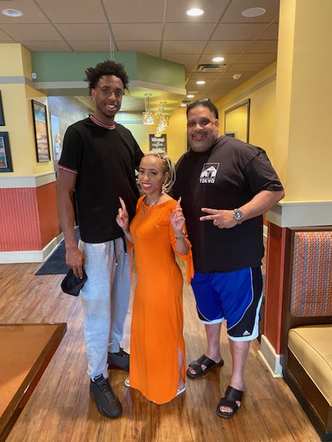 coachroysd's tweet photo. Im having breakfast with my former Player DeAndre Williams &amp; his mom Samantha Williams in Memphis, TN...Im looking forward to season ! 👍🏀 https://t.co/w5QHEa3mx3