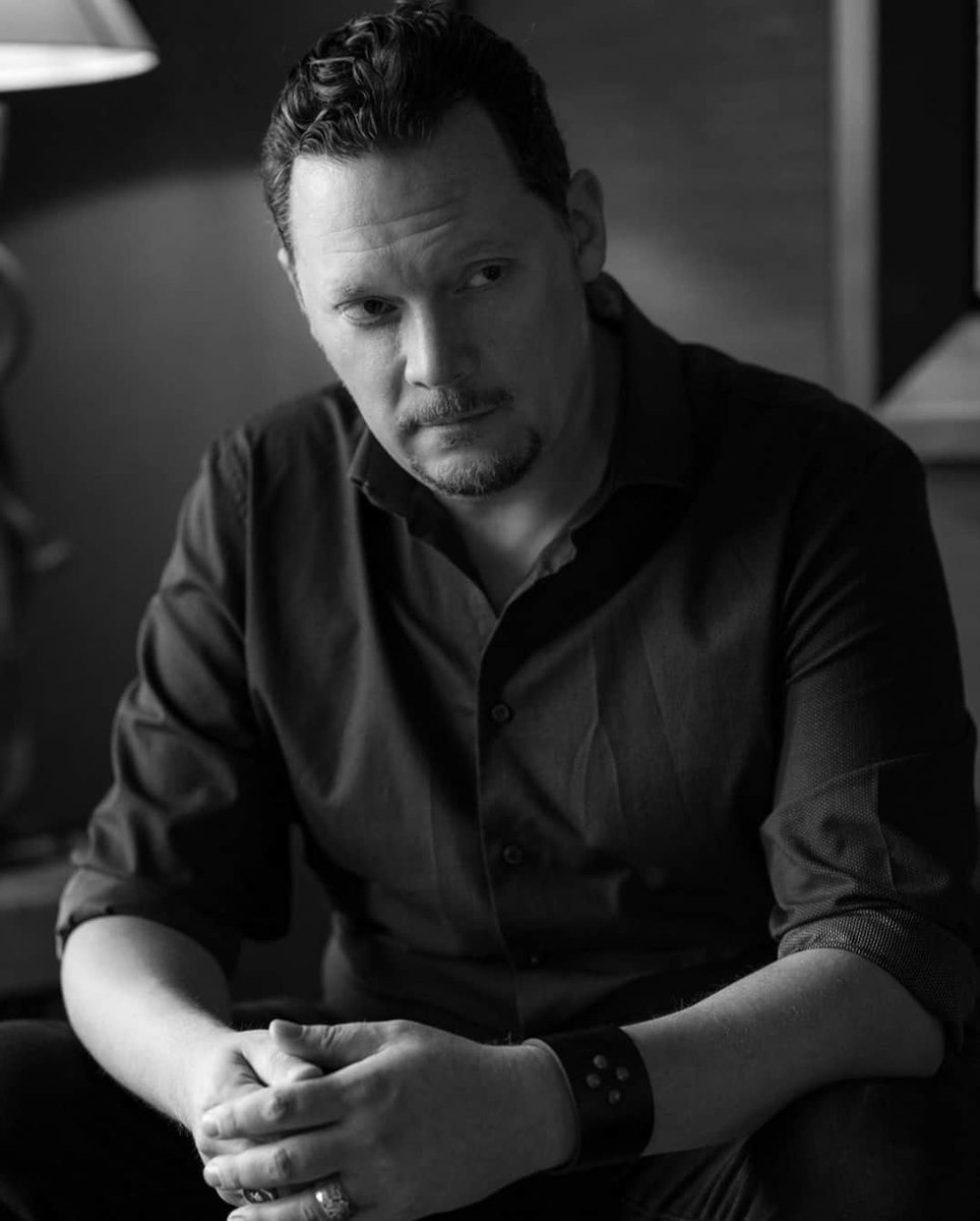 Christoph Straßer: Herzlich willkommen in der KOVD Familie!

Wir freuen uns sehr als nächsten Autor Christoph Straßer begrüßen zu dürfen.
Als erstes Werk hat sich Christoph zu einer redigierten und überarbeiteten Fassung des Buches um seinen Anti-Helden "Hasi" hinreißen lassen.