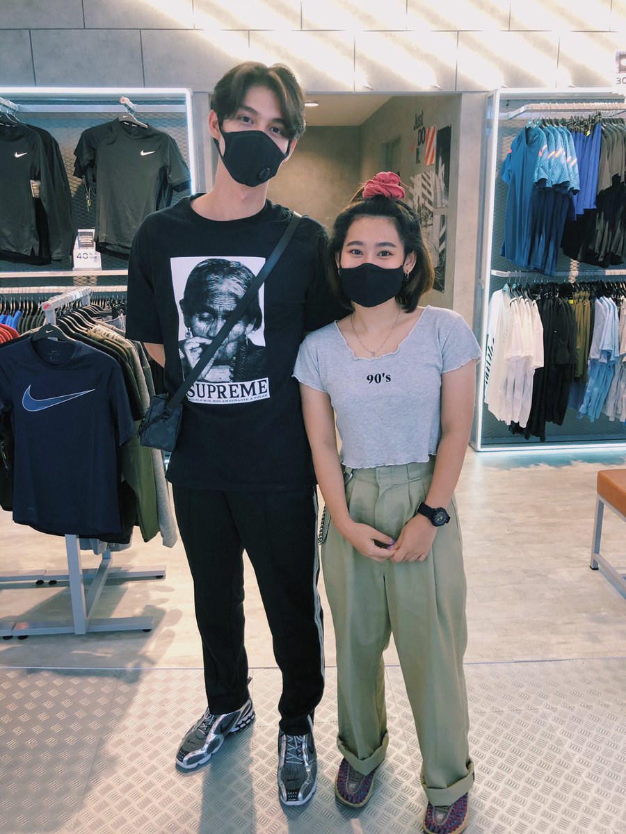 pathaimas2's tweet photo. ดีใจจริงๆนะ💙มันคือความฝันเลยไม่อยากไปดักรอเพราะมันคงเจ้าไม่ถึงกว่าจะฝ่าคนนับพันๆเลยภาวนาอยากเจอแบบบังเอิญ แล้วขอถ่ายรูป ไม่คิดว่ามันจะเกิดขึ้นจริง #ขอพื้นทีอวดหน่อยมันคือความฝันที่เป็นจริง ขอบคุณไบร์ทที่ให้ถ่ายด้วยงื้อหุบยิ้มไม่ได้มาวันที่สองแล้ว ดีใจจริงๆ ดีใจมาก 🤍@bbrightvc https://t.co/4GsyYDo64j
