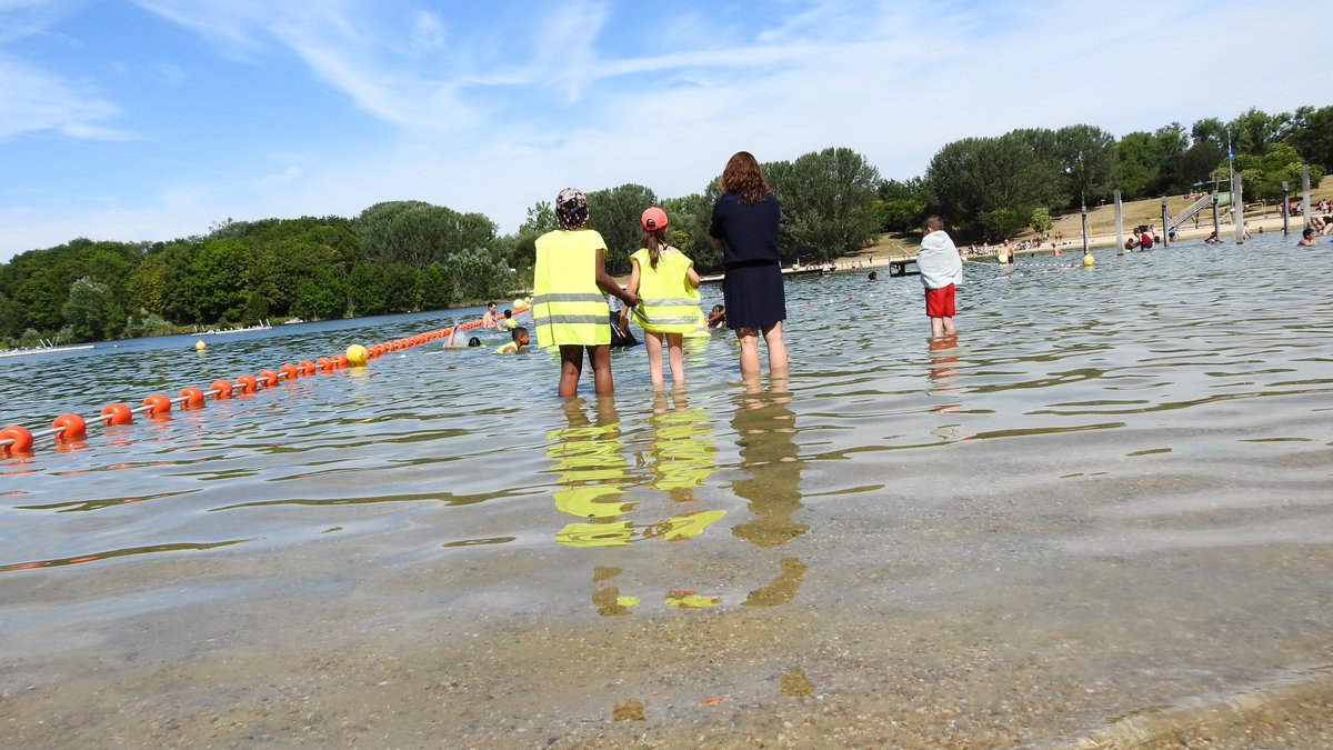 Prefet77's tweet photo. Après une présentation de la base de loisirs et du protocole sanitaire, @RoxaMaracineanu a assisté à des actions de prévention par la #DDCS77 & les Maîtres nageurs sauveteurs sur les dangers de la noyade. La Ministre a échangé avec les jeunes sur ce thème.
https://t.co/DdQ62j4pOZ https://t.co/whEHx04N7b