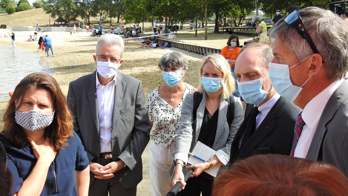 Prefet77's tweet photo. Après une présentation de la base de loisirs et du protocole sanitaire, @RoxaMaracineanu a assisté à des actions de prévention par la #DDCS77 & les Maîtres nageurs sauveteurs sur les dangers de la noyade. La Ministre a échangé avec les jeunes sur ce thème.
https://t.co/DdQ62j4pOZ https://t.co/whEHx04N7b