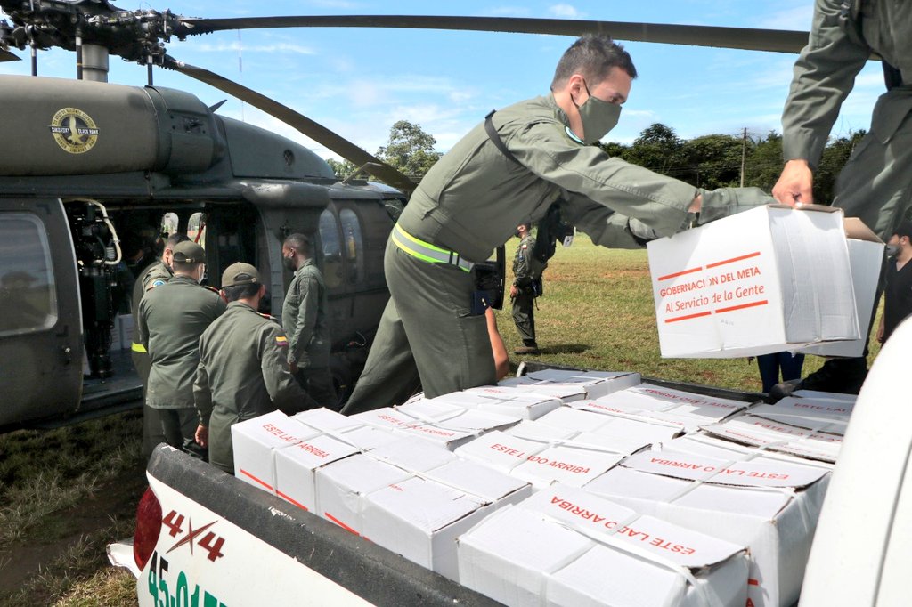 FuerzaAereaCol's tweet photo. Más de 300 mercados destinados a comunidades indígenas y población vulnerable, fueron transportados por su @FuerzaAereaCol a Mapiripán, #Meta en apoyo a la gobernación y en contribución al logro de los fines del Estado.

▶️ https://t.co/2TiYnpVQIe
#MiFuerzaAérea🇨🇴 https://t.co/dsBqtIcMzA